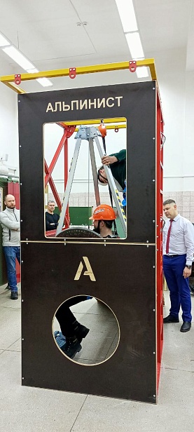 г. Новый Уренгой, ЧПОУ "Газпром техникум" используют "Альпинист 2.0" для отработки навыков на высоте.