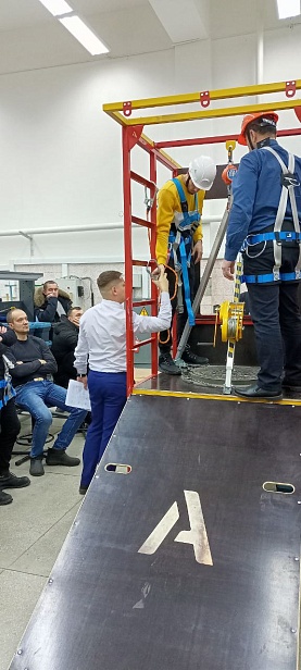 г. Новый Уренгой, ЧПОУ "Газпром техникум" используют "Альпинист 2.0" для отработки навыков на высоте.