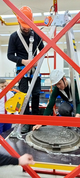 г. Новый Уренгой, ЧПОУ "Газпром техникум" используют "Альпинист 2.0" для отработки навыков на высоте.