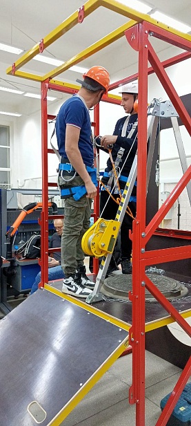 г. Новый Уренгой, ЧПОУ "Газпром техникум" используют "Альпинист 2.0" для отработки навыков на высоте.