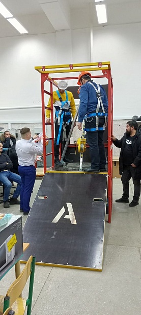г. Новый Уренгой, ЧПОУ "Газпром техникум" используют "Альпинист 2.0" для отработки навыков на высоте.